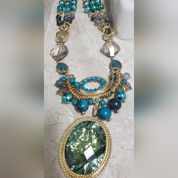 Raw Emerald Large Oval Pendant Necklace on Gold Chain with blue toned beads NWOT - Picture 3 of 4